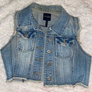 Crop top sleeveless jean jacket